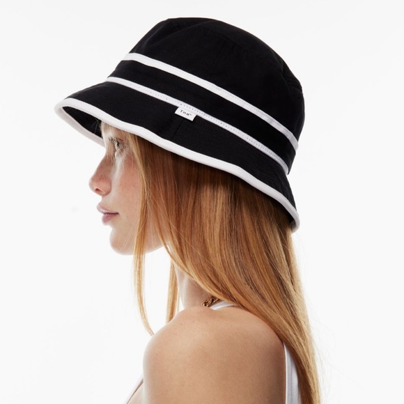 TNA Accessories - TNA black + white bucket hat - NEW